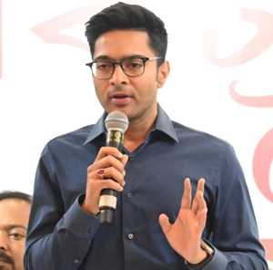 चुनाव आयोग ने अभिषेक बनर्जी के हेलीकॉप्टर की आयकर विभाग द्वारा तलाशी पर मांगी रिपोर्ट